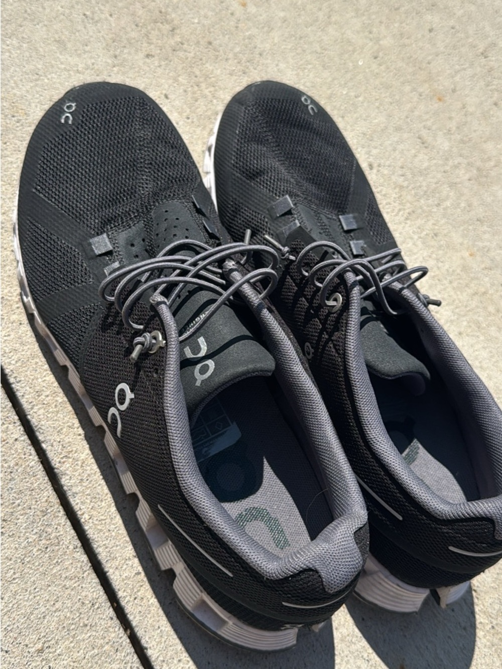 On Running Women’s Black Cloudflow Lightweight Sneakers